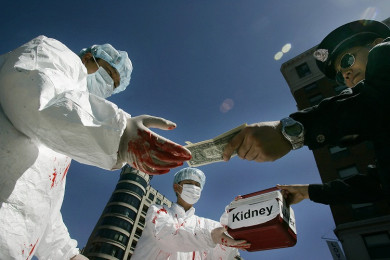 การแสดงจำลองการลักลอบซื้อขายอวัยวะไตของมนุษย์อย่างผิดกฎหมาย โดยมีเจ้าหน้าที่รัฐรู้เห็นเป็นใจ (Photo : AFP)