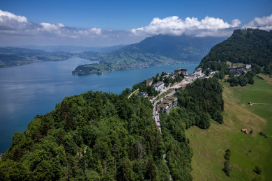 ภาพมุมสูงแสดงทะเลสาบลูเซิร์น และสถานตากอากาศ “เบอร์เกนสต็อกรีสอร์ท” ที่อยู่ริมทะเลสาบฯ ประเทศสวิตเซอร์แลนด์ อันเป็นสถานที่จัดประชุมสุดยอดสันติภาพในยูเครน ที่จะมีขึ้นในช่วงสุดสัปดาห์นี้ (Photo : AFP)