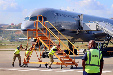 เจ้าหน้าที่กำลังตรวจสอบเครื่องบินกองทัพนิวซีแลนด์ที่ขัดข้องขณะพานายกรัฐมนตรีนิวซีแลนด์ เดินทางเยือนญี่ปุ่น ก่อนเสียกลางทางที่ปาปัวนิวกินี (Photo : AFP)