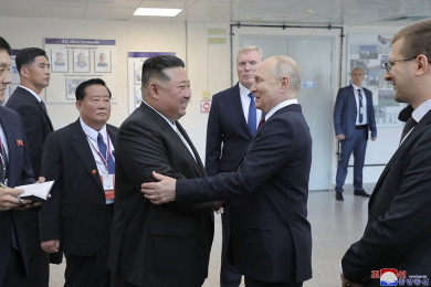 ประธานาธิบดีวลาดิเมียร์ ปูติน ผู้นำรัสเซีย พบปะกับนายคิม จองอึน ผู้นำสูงสุดของเกาหลีเหนือ (Photo : AFP)