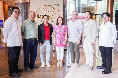ผู้บริหารไอคอนสยาม ร่วมแสดงความยินดีแก่คณะผู้บริหาร และเชฟ ร้านจัมโบ้ ซีฟู้ด