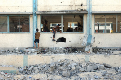 สภาพความเสียหายส่วนหนึ่งของโรงเรียนในเมืองข่านยูนิส ฉนวนกาซา ที่ดำเนินการโดยสหประชาชาติ หรือยูเอ็น หลังถูกกองทัพอิสราเอล โจมตีทางอากาศ (Photo : AFP)