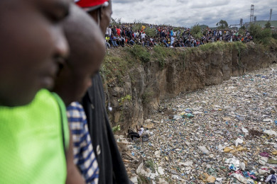 ประชาชนชาวเคนยา มุงดูการค้นหาร่างผู้เสียชีวิตเหยื่อฆาตกรต่อเนื่อง 42 ศพ ที่บ่อขยะแห่งหนึ่ง ในกรุงไนโรบี (Photo : AFP)