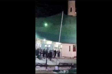 ตำรวจโอมาน เข้าควบคุมพื้นที่ หลังกลุ่มไอเอส กราดยิงที่มัสยิดของมุสลิมชีอะฮ์ ในกรุงมัสกัต (Photo : AFP)