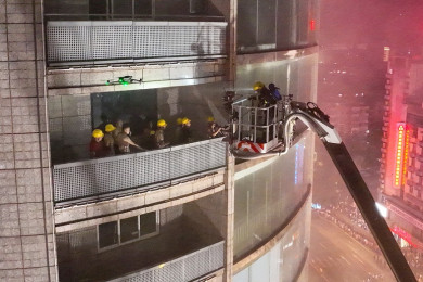 เจ้าพน้าที่ดับเพลิงของจีน พยายามควบคุมเพลิงที่กำลังลุกไหม้ภายในห้างสรรพสินค้าแห่งหนึ่ง ในมณฑลเสฉวน (Photo : AFP)