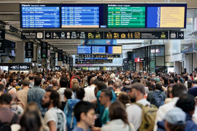 ผู้โดยสารเป็นจำนวนมากติดค้างที่สถานีรถไฟแห่งหนึ่งในกรุงปารัส หลังเกิดเหตุลอบวางเพลิง จนต้องระงับให้บริการ (Photo : AFP)