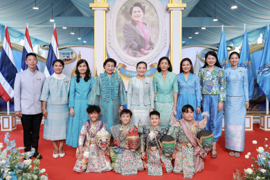 สุดาวรรณ หวังศุภกิจโกศล รมว.วธ.พร้อมด้วยผู้บริหารกระทรวงและผู้บริหารสยามพารากอนร่วมถ่ายภาพในพิธีเปิดงาน แพรพัสตรา บรมราชินีนาถ