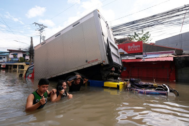 เมืองนากาของฟิลิปปินส์ กลายสภาพจมบาดาล หลังถูกพายุโซนร้อนจ่ามีพัดถล่ม (Photo : AFP)