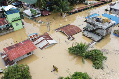 ภาพมุมสูงแสดงสถานการณ์น้ำท่วมภายในเมืองอิซาเบลา ของฟิลิปปินส์ หลังพายุซูเปอร์ไต้ฝุ่นหม่านหยี่พัดถล่ม (Photo : AFP)