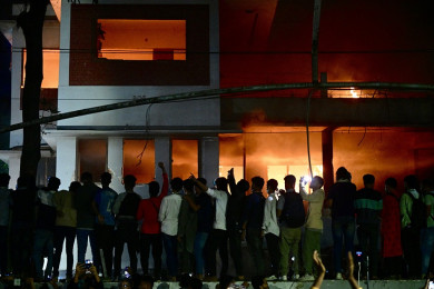 ม็อบบังกลาเทศเผาบ้านบิดาของอดีตนายกรัฐมนตรี "ชีค ฮาสินา" (Photo : AFP)