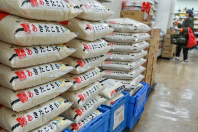 ข้าวสารที่จำหน่ายในซูเปอร์มาร์เก็ตแห่งหนึ่งในญี่ปุ่น (Photo : AFP)