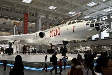เครื่องบินทิ้งระเบิดแบบเอช-6 ของจีน (Photo : AFP)