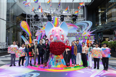 ผู้บริหารสยามเซ็นเตอร์ และ ศิลปินทั้ง 9 คน ร่วมถ่ายภาพกับคอมมูนิตี้นักสร้างสรรค์จากทั่วประเทศ ที่ TITUN FUR