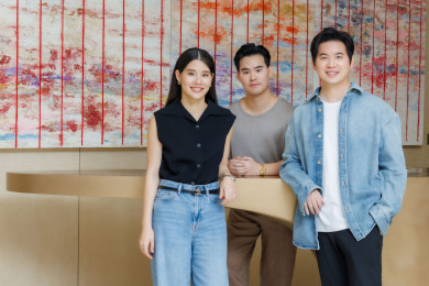 (จากซ้าย)  คุณเพลน-ปวิตรา, คุณโบ๊ท-ปณิธิ และ  คุณเบ๊นซ์-ปณิธาน 