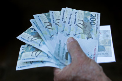 ธนบัตรสกุลเงินเรียลของบราซิล (Photo : AFP)