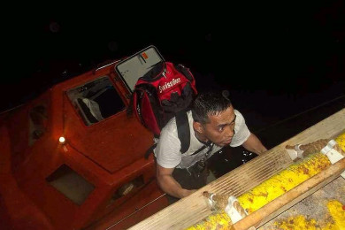 ส่วนหนึ่งของลูกเรือที่หน่วยกู้ภัยช่วยเหลือมาได้ หลังเรือสินค้าของพวกเขา ถูกกลุ่มกบฏฮูตีในเยเมน โจมตีในทะเลแดง (Photo : AFP)