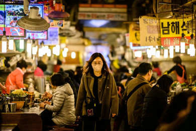 ย่านร้านอาหารย่านหนึ่ง ในกรุงโซล เมืองหลวงของเกาหลีใต้ (Photo : AFP)