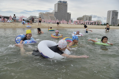 นักท่องเที่ยวเล่นน้ำทะเลบริเวณชายหาดของรีสอร์ทวอนซานคัลมา ในเกาหลีเหนือ (Photo : AFP)