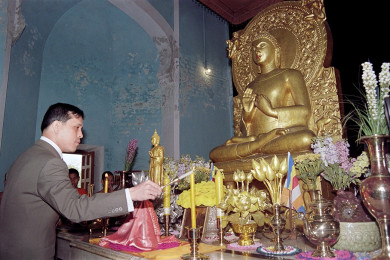 พระบาทสมเด็จพระปรเมนทรรามาธิบดีศรีสินทรมหาวชิราลงกรณ พระวชิรเกล้าเจ้าอยู่หัว รัชกาลที่ 10 ครั้งพระองค์ทรงดำรงพระราชอิสริยยศสมเด็จพระบรมโอรสธิราช เจ้าฟ้ามหาวชิราลงกรณ สยามมกุฎราชกุมาร เสด็จฯ พระราชดำเนินไปนมัสการพุทธคยาสังเวชนียสถาน รัฐพิหาร ประเทศอินเดีย (Photo : AFP)