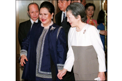 สมเด็จพระนางเจ้าสิริกิติ์ พระบรมราชินีนาถ พระบรมราชชนนีพันปีหลวง เสด็จพระราชดำเนินเยือนกรุงโตเกียว เมืองหลวงของญี่ปุ่น โดยมีสมเด็จพระจักรพรรดินีมิชิโกะแห่งญี่ปุ่น ถวายการต้อนรับ เมื่อวันที่ 26 พฤษภาคม 1997 (พ.ศ. 2540) (Photo : AFP)