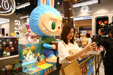 5 กรกฎาคม 2025 หญิงสาวคนหนึ่ง ‌เซลฟี่คู่กับตุ๊กตา Labubu ในร้าน Pop Mart สาขาใหม่ ในกรุงเทพฯ