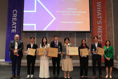 (จากซ้าย) มาซิยาร์ ซาเบท ประธานและซีอีโอ JA Asia Pacific, ทีมผู้ชนะเลิศ 3 ทีม และ คาวอล พรีท ประธานภูมิภาคเอเชียแปซิฟิก เฟดเอ็กซ์